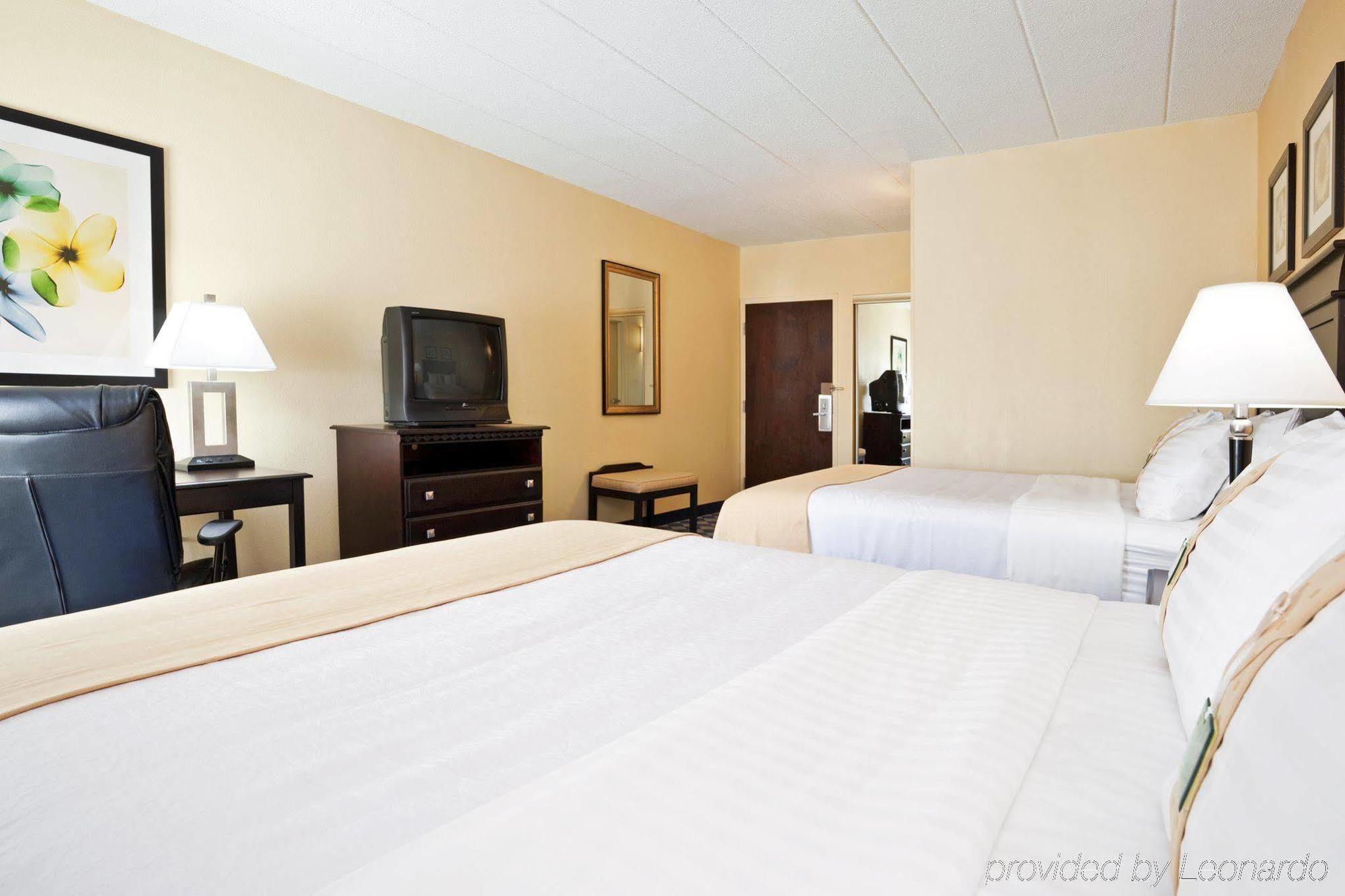 Holiday Inn Columbus North I-270 Worthington Room photo