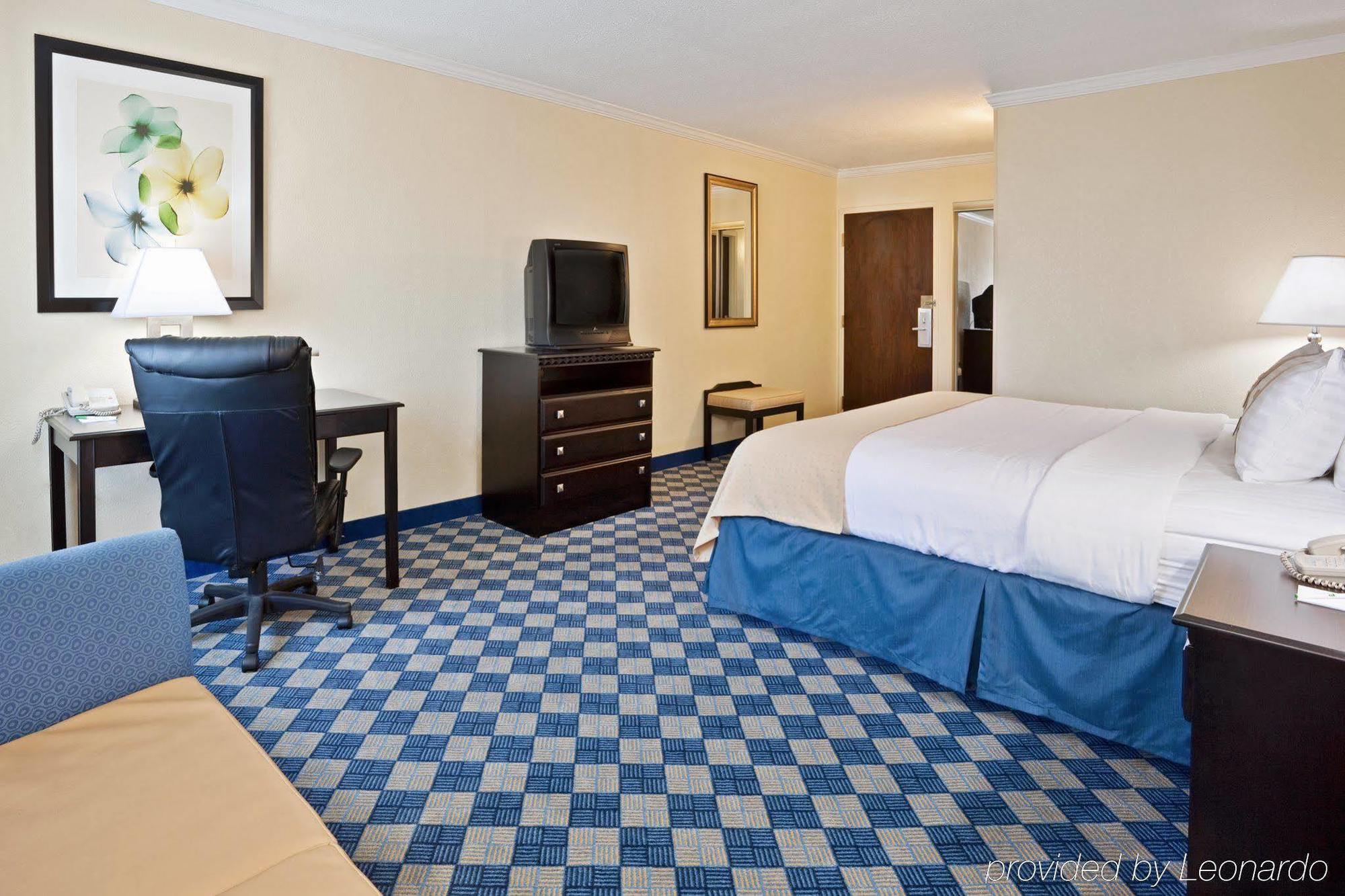Holiday Inn Columbus North I-270 Worthington Room photo