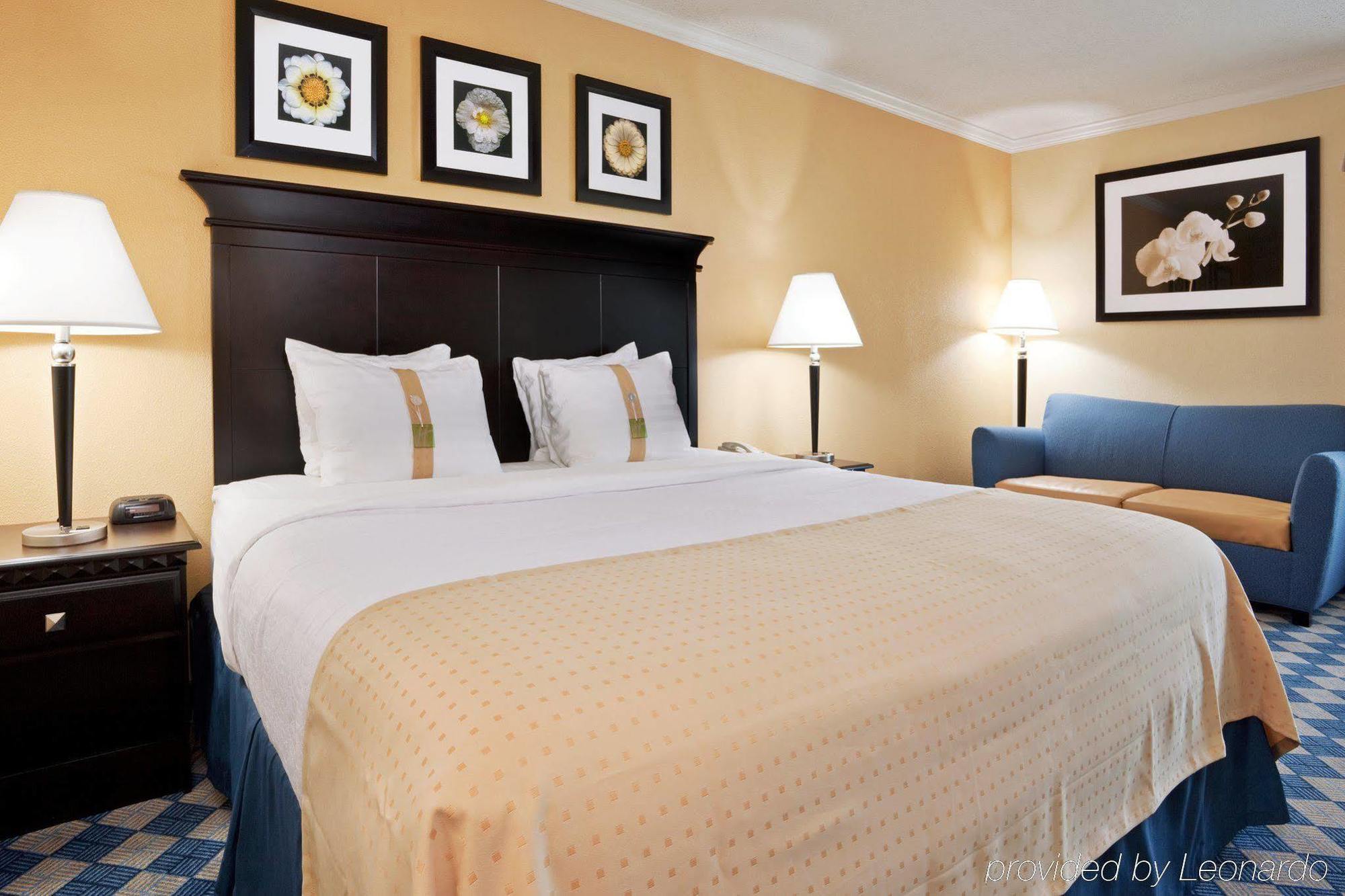 Holiday Inn Columbus North I-270 Worthington Room photo